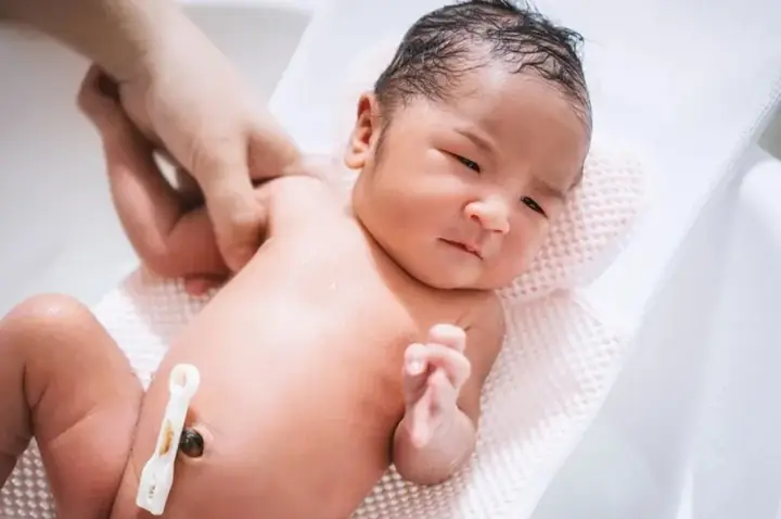Cách Tắm Bé Chưa Rụng Rốn