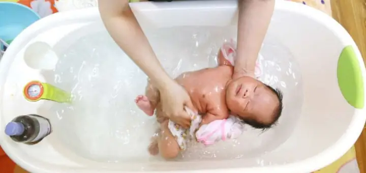 Cách Tắm Cho Trẻ Sơ Sinh Bằng Sữa Tắm Cách Tắm Cho Trẻ Sơ Sinh Bằng Sữa Tắm