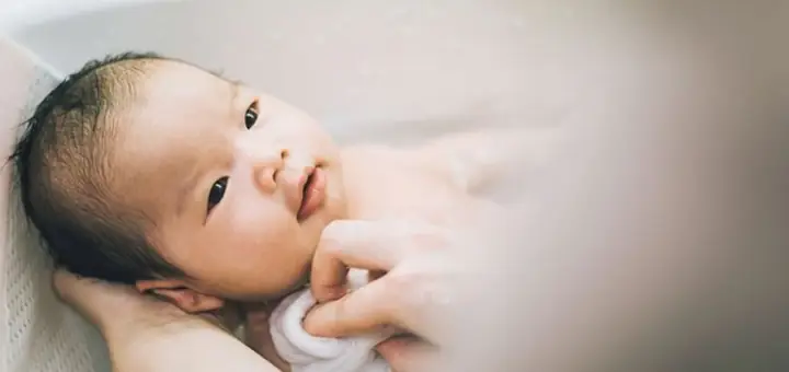 Cách Tắm Cho Trẻ Sơ Sinh Bằng Sữa Tắm Cách Tắm Cho Trẻ Sơ Sinh Bằng Sữa Tắm