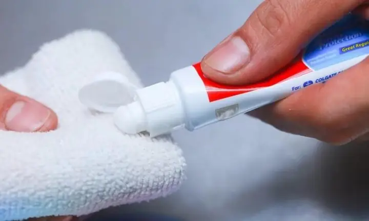 Cách Tẩy Ố Vàng Trên Quần Áo