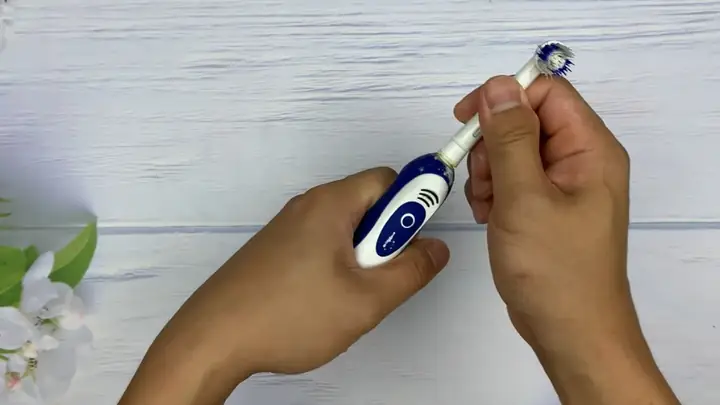 Cách Thay Đầu Bàn Chải Oral B