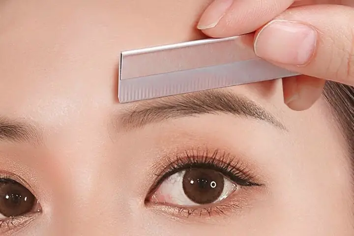 Cách Tỉa Chân Mày Bằng Dao Lam