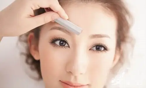 Cách Tỉa Chân Mày Bằng Dao Lam