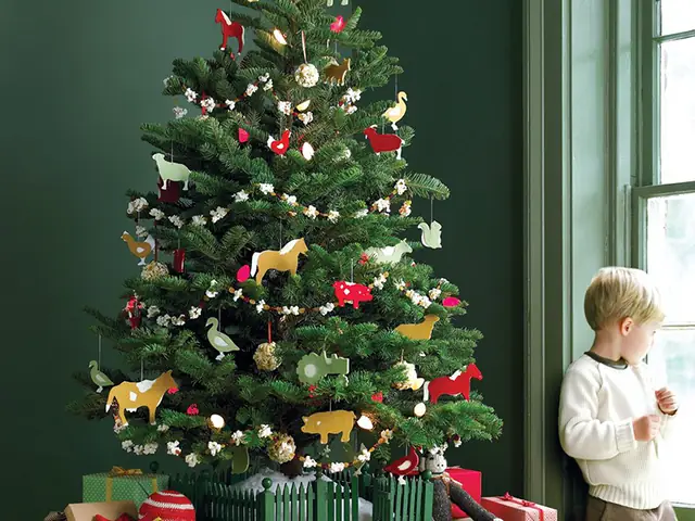 Cách Trang Trí Cây Thông Noel Đơn Giản