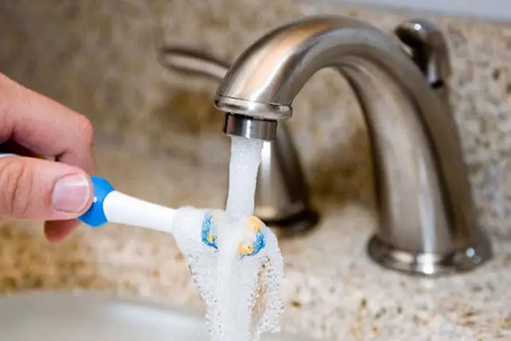Cách Vệ Sinh Bàn Chải Đánh Răng Điện