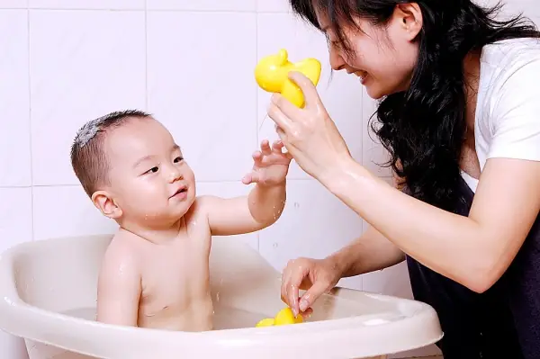 Cách Vệ Sinh Bộ Phận Sinh Dục Bé Trai