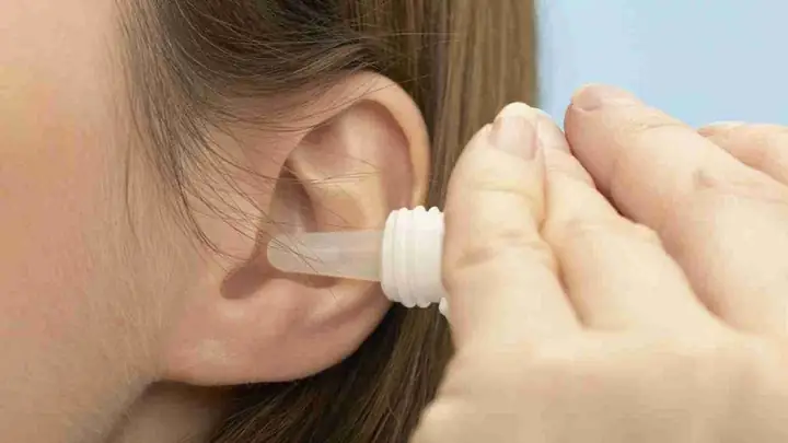 Cách Vệ Sinh Tai Bằng Nước Muối