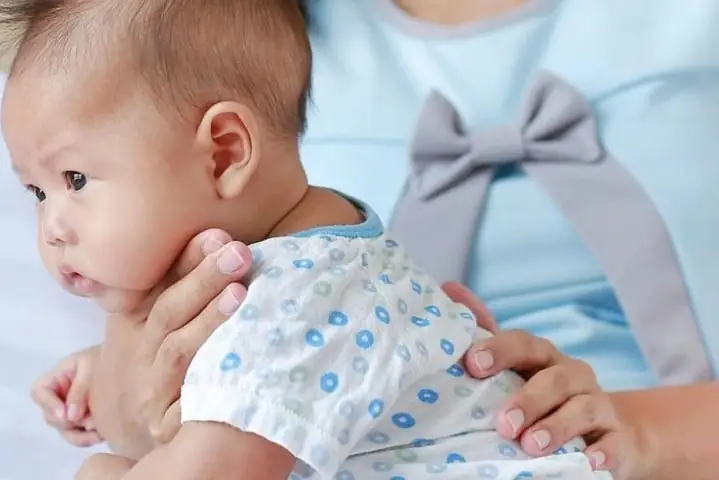 Cách Vuốt Ợ Hơi Cho Trẻ Sơ Sinh