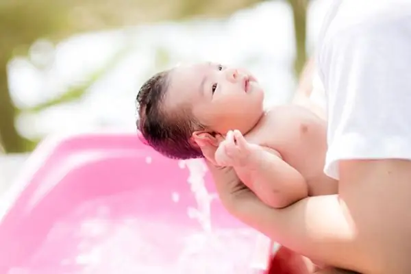 Cách Xử Lý Khi Nước Vào Tai Trẻ Sơ Sinh
