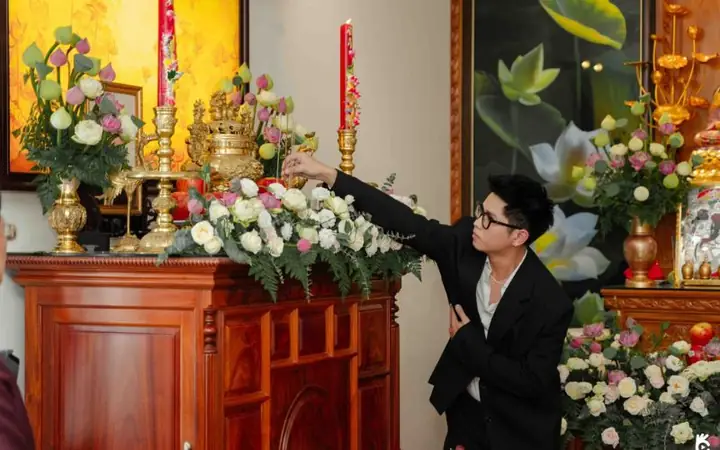 Cắm Hoa Bàn Thờ Tổ Tiên