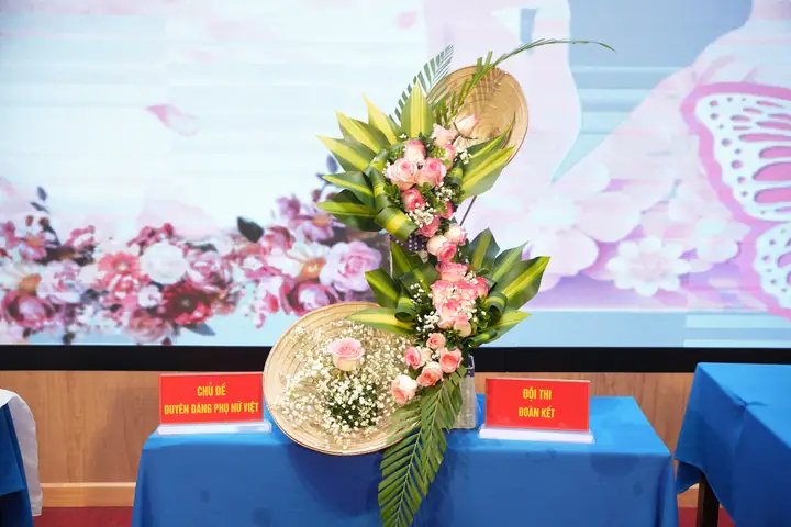 Cắm Hoa Nghệ Thuật Chủ Đề Phụ Nữ