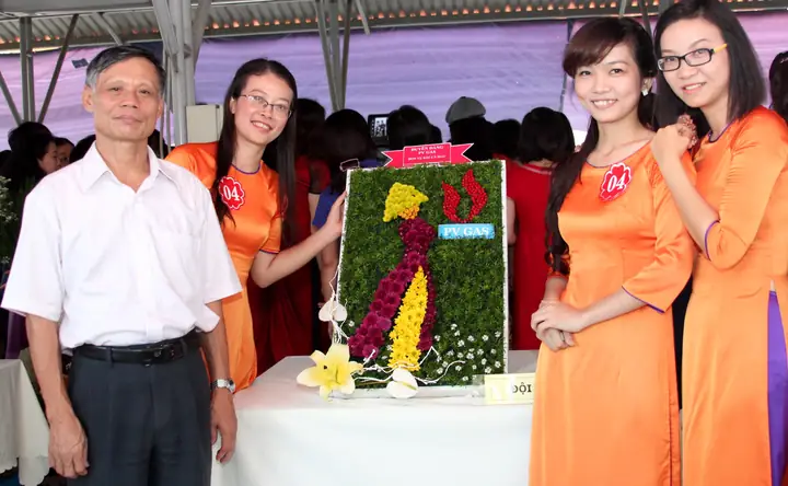 Cắm Hoa Sen Ngày 20 10