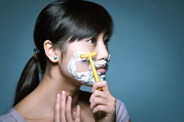 Cạo Lông Mặt Bằng Dao Cạo Râu