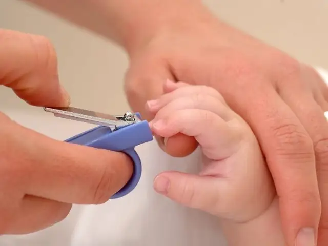 Cắt Móng Tay Trẻ Sơ Sinh