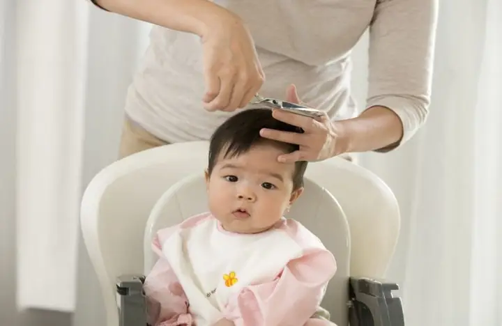 Cắt Tóc Cho Bé Gái Sơ Sinh