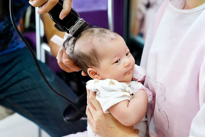 Cắt Tóc Lần Đầu Cho Trẻ Sơ Sinh