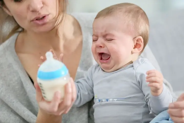 Cho Be Nhịn Đói Để Tập Bú Bình Cho Be Nhịn Đói Để Tập Bú Bình