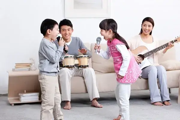 Chơi Cùng Con Tất Cả Những Gì Đơn Giản Nhất Chơi Cùng Con Tất Cả Những Gì Đơn Giản Nhất