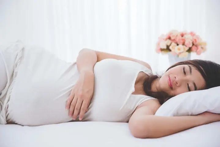 Có Nên Bước Qua Bụng Bà Bầu