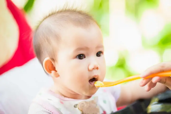 Có Nên Cho Bé Ăn Cháo Lúc 8h Tối