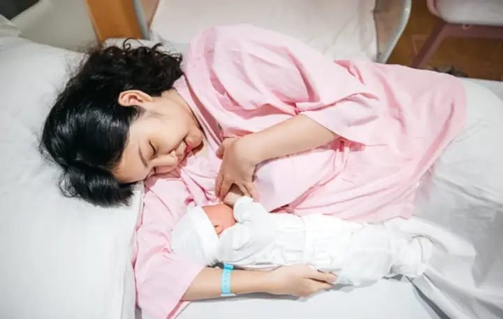 Có Nên Cho Bé Bú Nằm