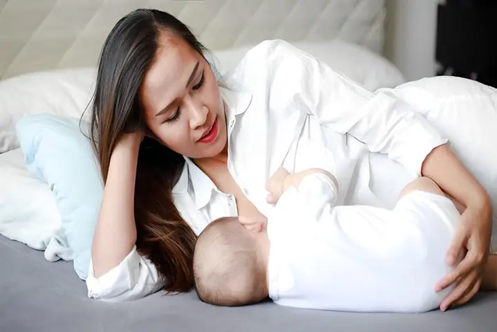 Có Nên Cho Bé Bú Nằm