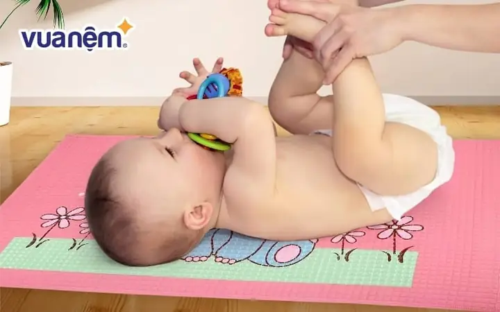 Có Nên Cho Bé Nằm Tấm Lót Cao Su