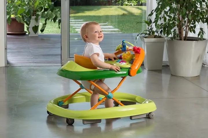 Có Nên Cho Bé Ngồi Xe Tập Đi Sớm