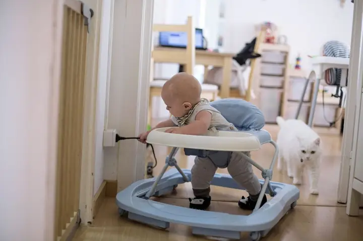 Có Nên Cho Bé Ngồi Xe Tập Đi Sớm