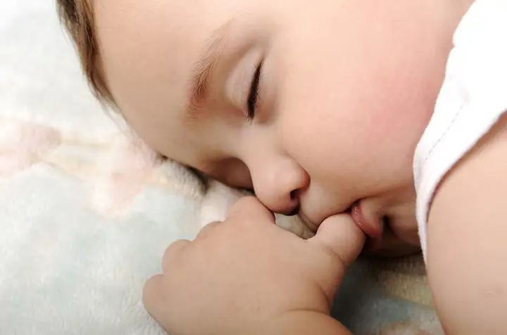 Có Nên Cho Trẻ Mút Tay