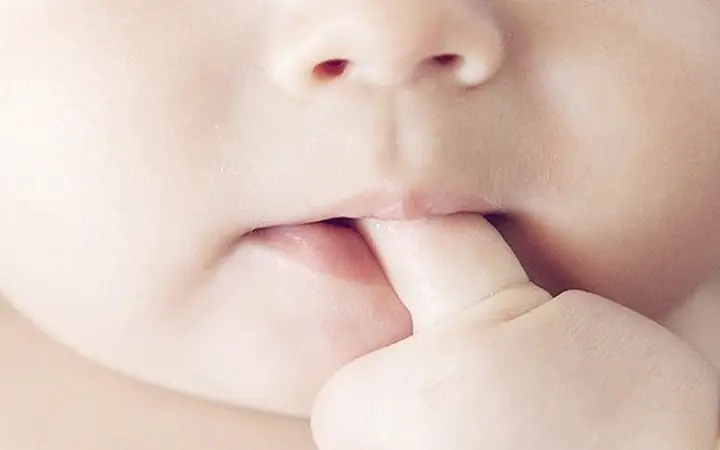 Có Nên Cho Trẻ Mút Tay