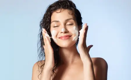 Có Nên Dùng 2 Loại Sữa Rửa Mặt Sáng Tối