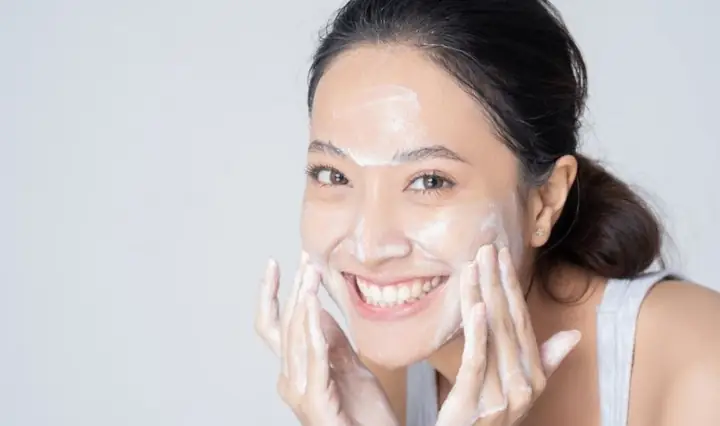 Có Nên Dùng 2 Loại Sữa Rửa Mặt Sáng Tối