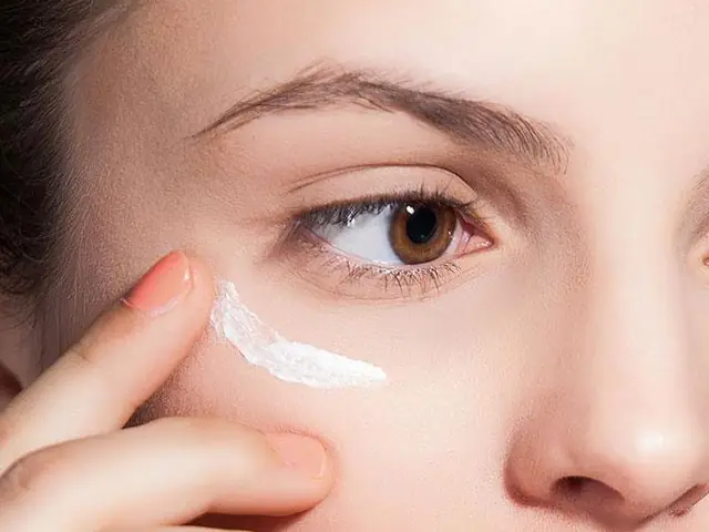 Có Nên Dùng Kem Dưỡng Mắt Không