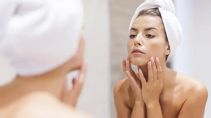 Có Nên Dùng Nước Hoa Hồng Trước Khi Trang Điểm