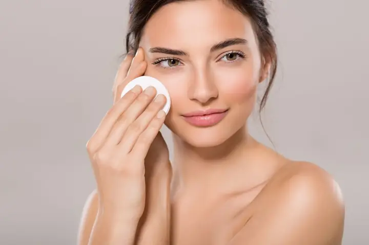 Có Nên Dùng Nước Tẩy Trang Khi Không Trang Điểm Có Nên Dùng Nước Tẩy Trang Khi Không Trang Điểm