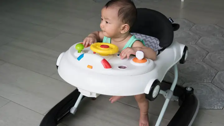 Có Nên Dùng Xe Tròn Tập Đi