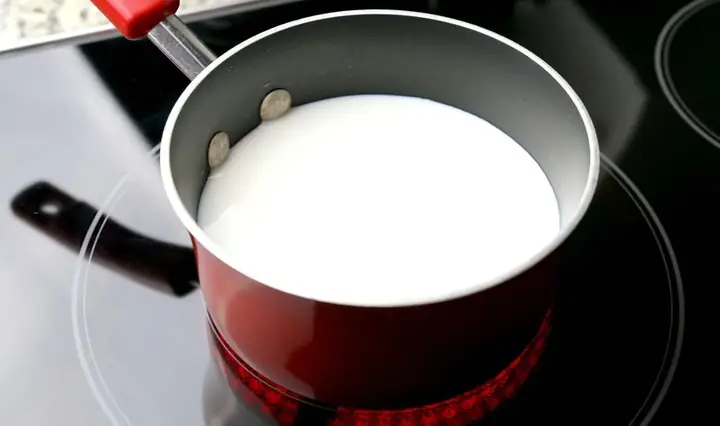 Có Nên Hâm Nóng Sữa Tươi Cho Bé