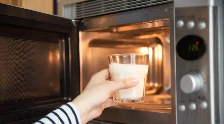 Có Nên Hâm Nóng Sữa Tươi Cho Bé