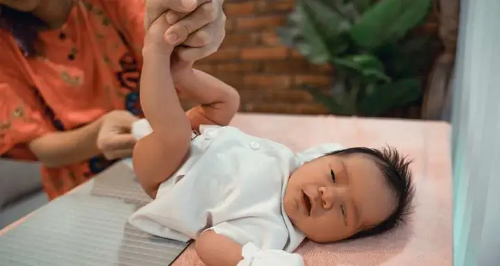 Có Nên Thay Tã Khi Trẻ Đang Ngủ