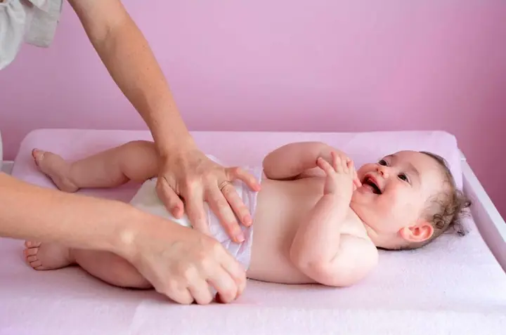 Có Nên Thay Tã Khi Trẻ Đang Ngủ
