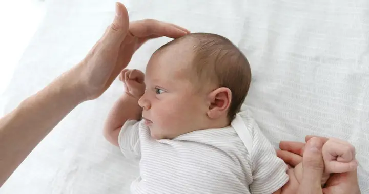 Có Nên Thoa Dầu Lên Thóp Trẻ Sơ Sinh
