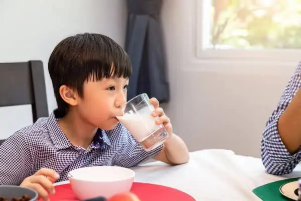 Có Nên Uống Sữa Buổi Sáng