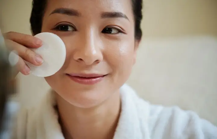 Da Bị Mụn Có Nên Dùng Toner Không