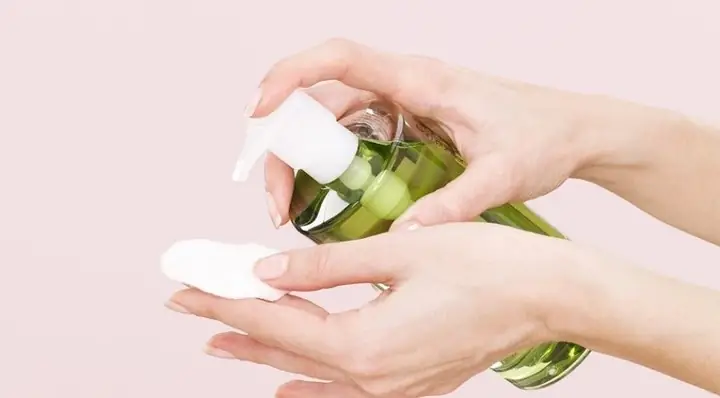 Da Dầu Có Nên Dùng Nước Tẩy Trang