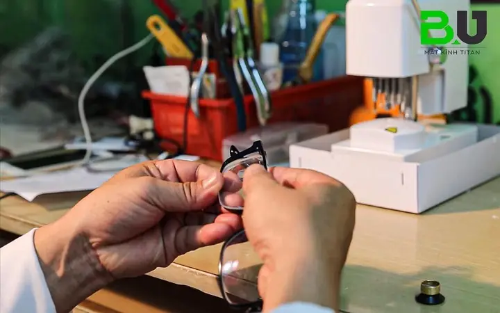 Dán Gọng Kính Bằng Keo 502