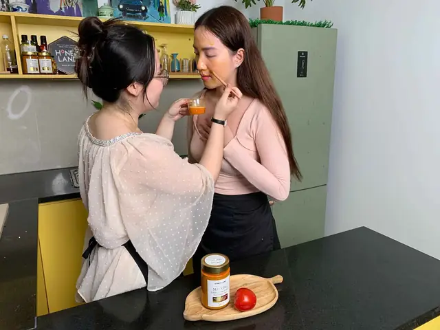 Đắp Mặt Nạ Cà Chua Mật Ong