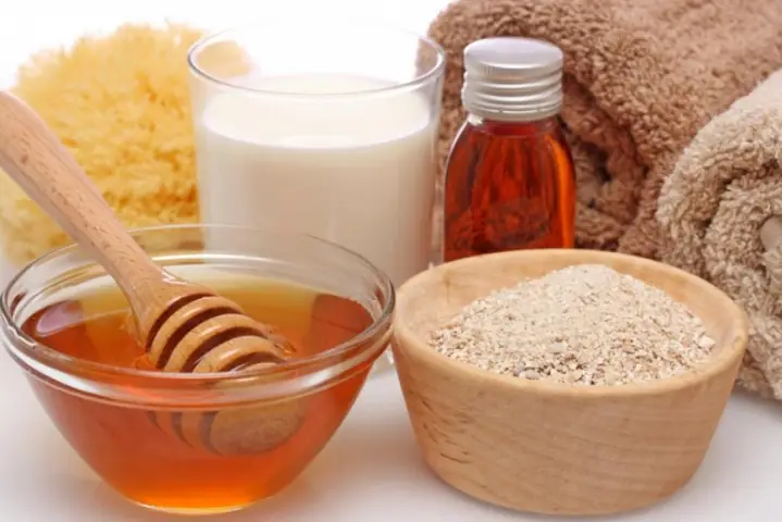 Đắp Mặt Nạ Đậu Đỏ Với Mật Ong