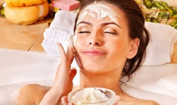 Đắp Mặt Nạ Khoai Tây Sữa Tươi Mật Ong