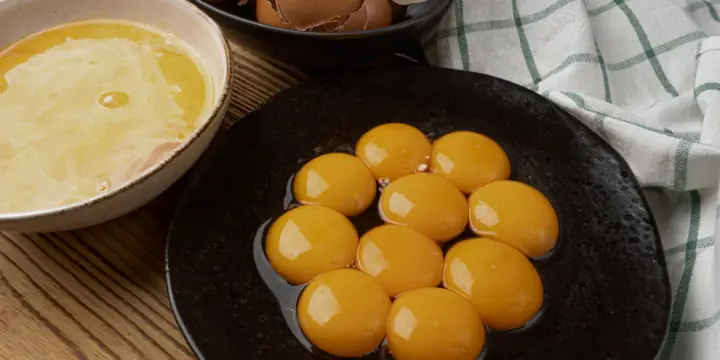 Đắp Mặt Nạ Trứng Gà Cho Da Khô